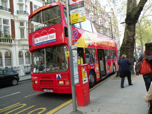  autobus à impériale couvert de publicités